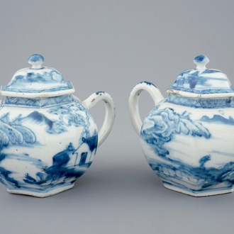 Une paire de théières en porcelaine de Chine bleu et blanc, 18ème